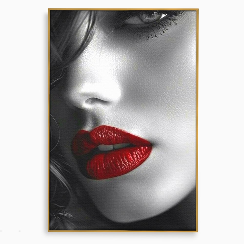 Tablou canvas cu portret feminin alb-negru cu buze rosii, in rama de aluminiu auriu